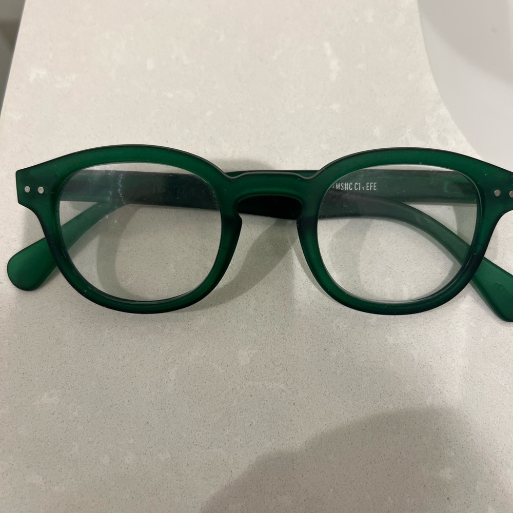 Green Izipizi Reading Glasses with Thick Frames and Rounded Shape +1.00